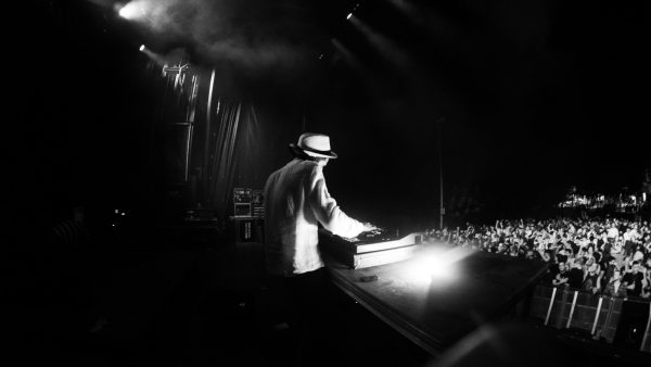 CONTRACTAR DJ ADRIA HUIX
