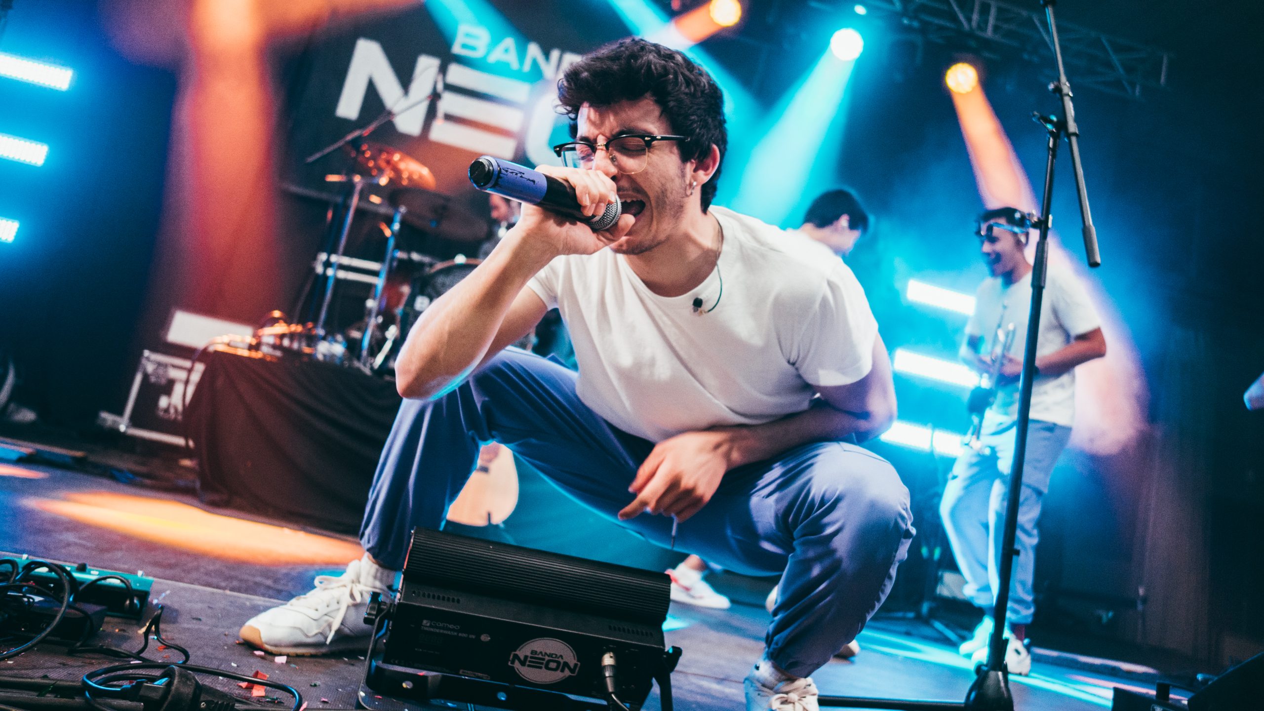 CONTRACTAR BANDA NEON