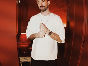 CONTRACTAR DJ ADRIÀ GINER